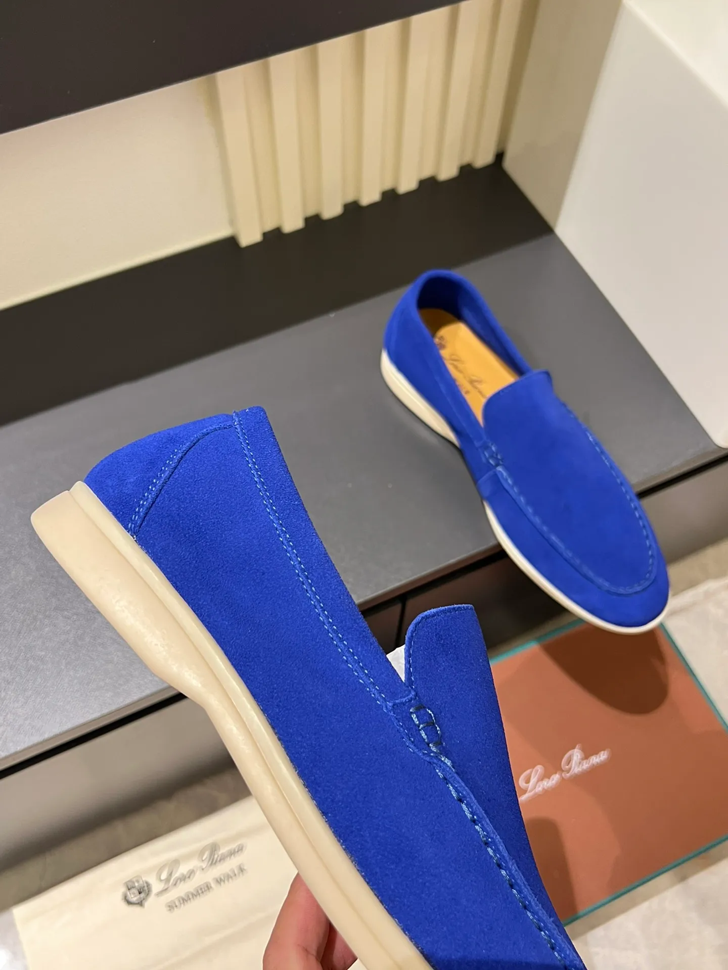 Men's shoes 💰p360 "Loro men's shoes 💰pian'*" Classic L men's shoes for couples 💰p Top version British flat loafers, a must-have item in old money style, the minimalist design is eye-catching and durable, a plus point for dressing The soft foot feel and texture are outstanding. They don’t scratch your feet and are very nice. They are matched with soft and waxy soles. They can be worn daily for a long time without getting tired. They are easy to wear, versatile and classic items, with perfect foot feel and texture! Imported cashmere fabric, the lining is made of imported A-grade water-dyed cow lining, the top version of the genuine leather midsole is sewn with pure handmade mark thread! Size: Female 35-40 (34. Customized) Male 38-44 (45.46. Customized)